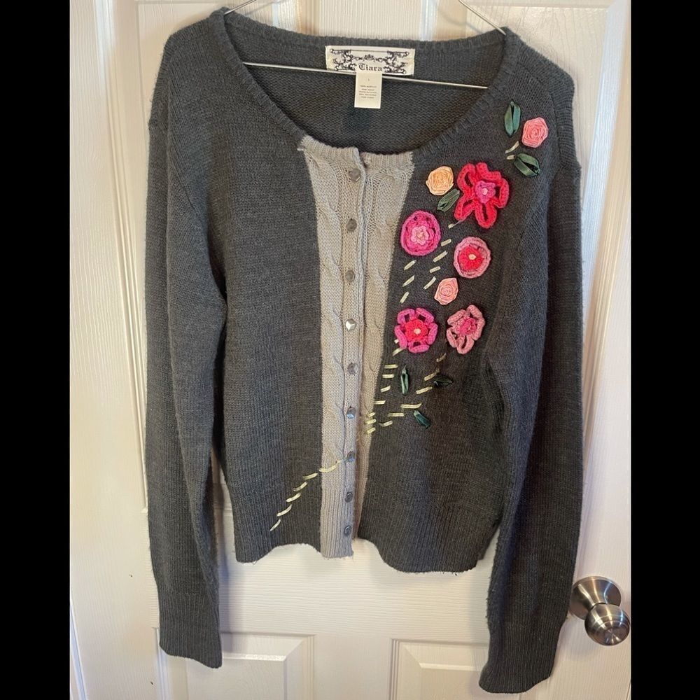 Tiara button down sweater sz L